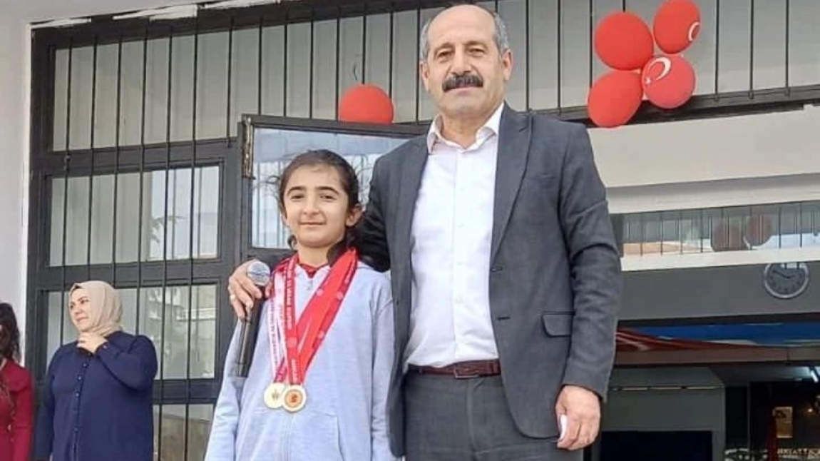 Okulumuz 4/C Sınıfı Öğrencisi Munise Erva Ceylan Badminton Müsabakasında Ödül Almıştır.